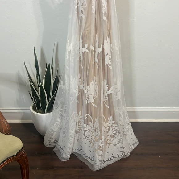 Luxxel long evening dress tan inside with a beautiful white overlay size small - Picture 3 of 9